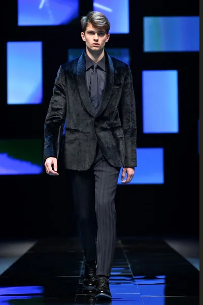 Look 25